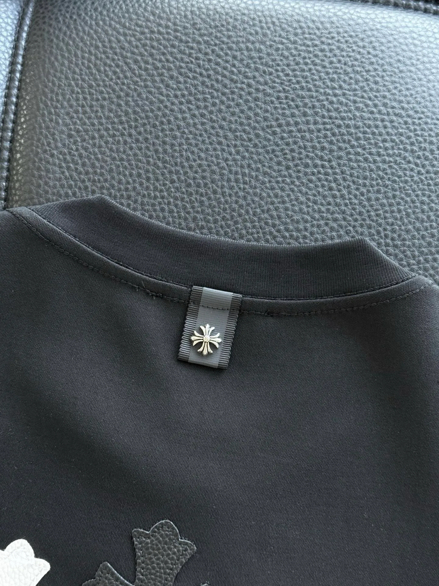 P436 Chrome Hearte CH SS new cross horseshoe Chrome Heart Sanskrit three-dimensional patch show craftsmanship. Double-sided cotton double yarn jersey fabric, custom dyed in the same vat with special bold 32-count double-ply 1X1 thread. .Light luxury, a must-have item for daily commuting for men and women.  Color: Black White Size: M~3x Style No.: 3590